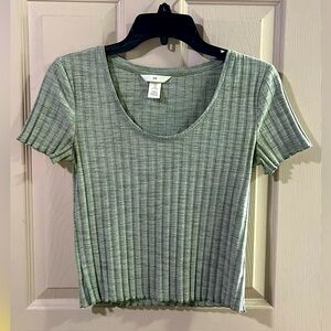 Green ribbed H&M shirt